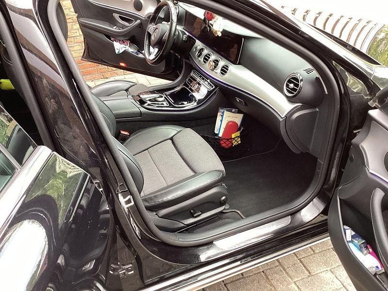 Schwarz Gebraucht 2016 Mercedes E220 Avantgarde Limousine | 23.700 € (Fairer Preis) - Bild 1/4