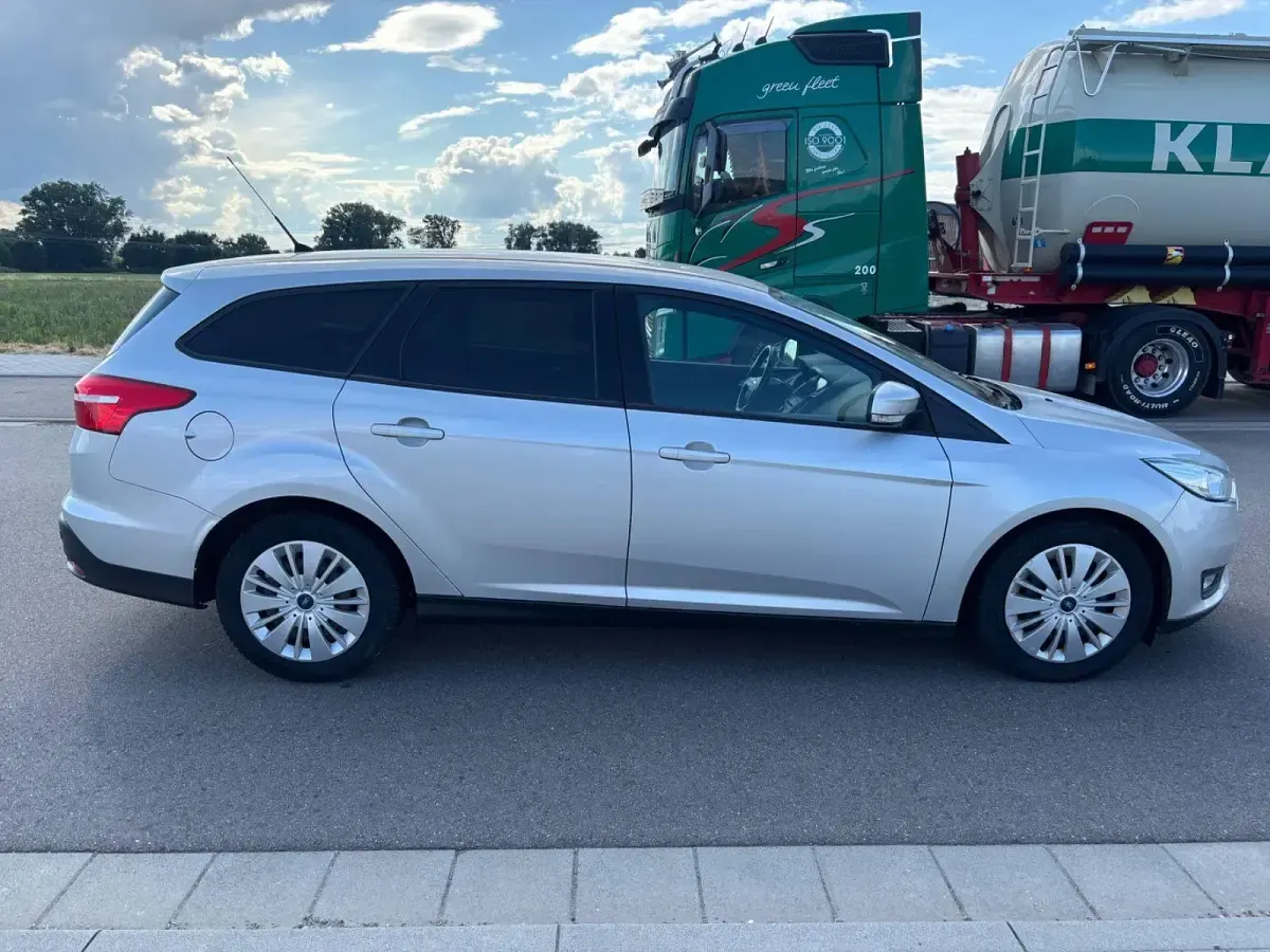 Gebraucht Ford Focus Trend 120 PS (88 kW) 2016 Grau Limousine