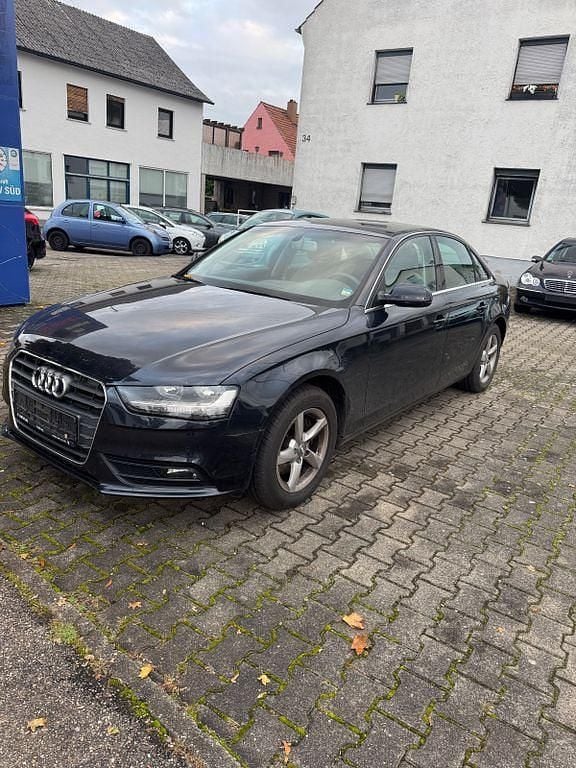 Blau Gebraucht 2013 Audi A4 Ambiente Limousine | 8.490 € (Guter Preis) - Bild 1/4