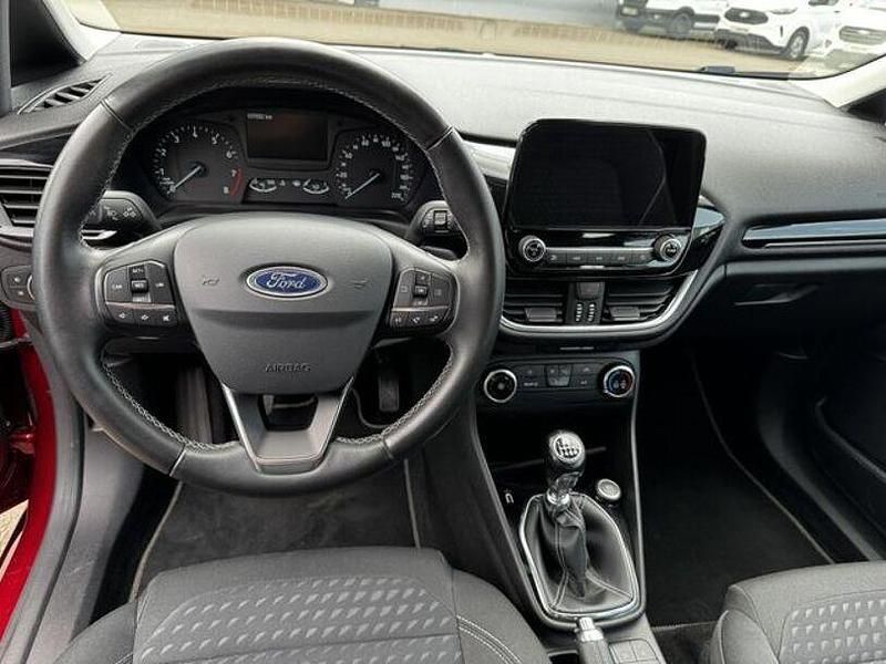 Gebraucht Ford Fiesta Titanium 101 PS (74 kW) 2018 Ruby rot (metallic) Kleinwagen