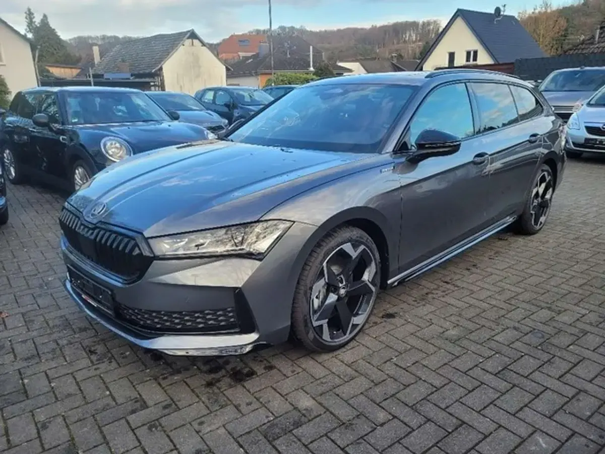 Neu Skoda Superb SportLine 193 PS (141 kW) 2025 Graphitegrau metallic Kombi