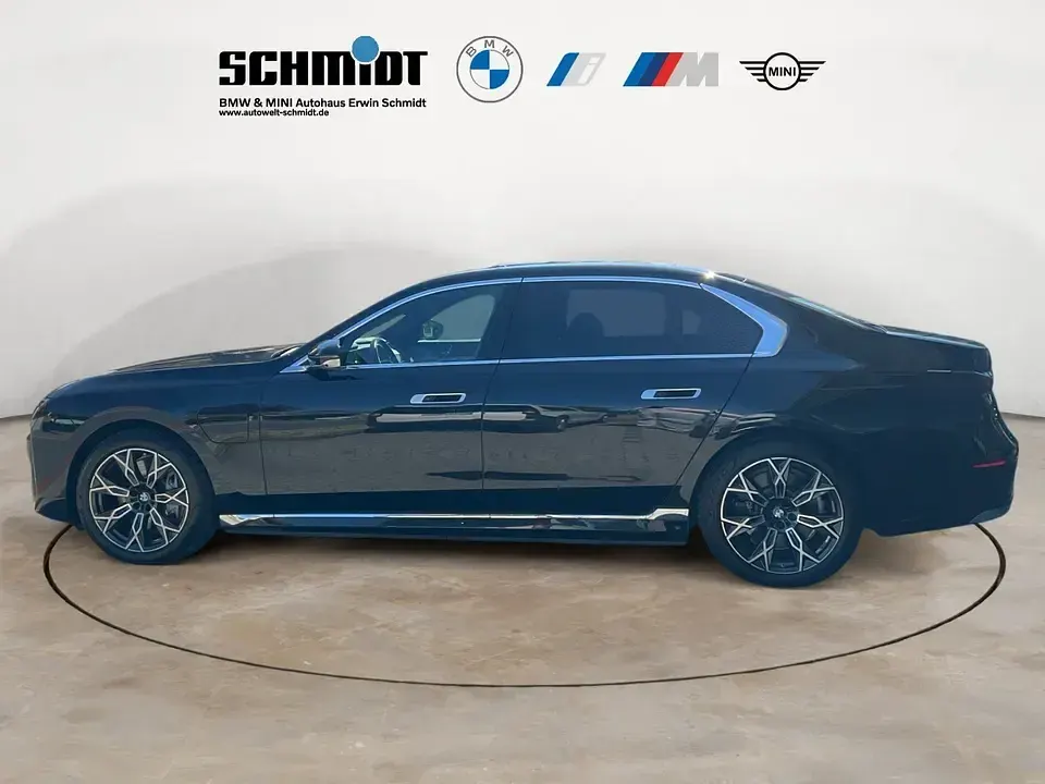 Gebraucht BMW 750e Comfort Edition 489 PS (359 kW) 2023 Saphirschwarz Limousine