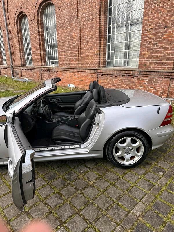 Gebraucht Mercedes SLK230 197 PS (144 kW) 2004 Silber Cabrio