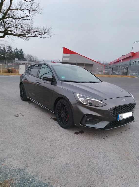 Grau Gebraucht 2020 Ford Focus ST Limousine | 22.999 € (Fairer Preis) - Bild 1/4