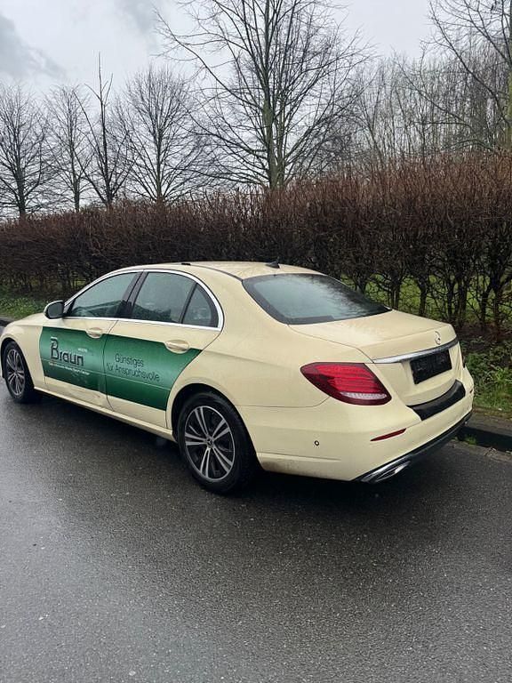 Gebraucht Mercedes E220 194 PS (142 kW) 2020 Beige Limousine