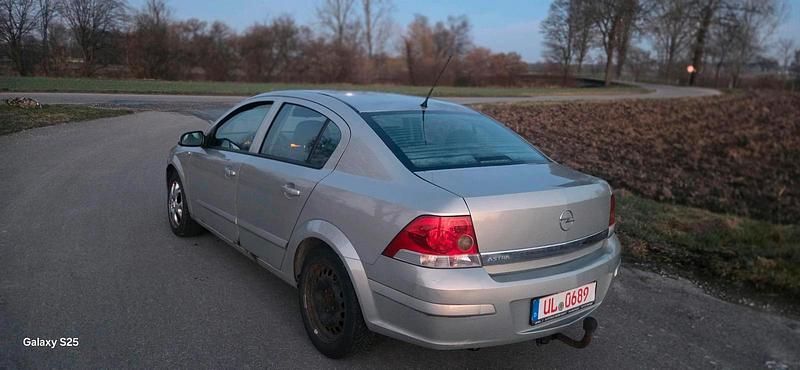 Gebraucht Opel Astra 115 PS (84 kW) 2009 Gold Kleinwagen