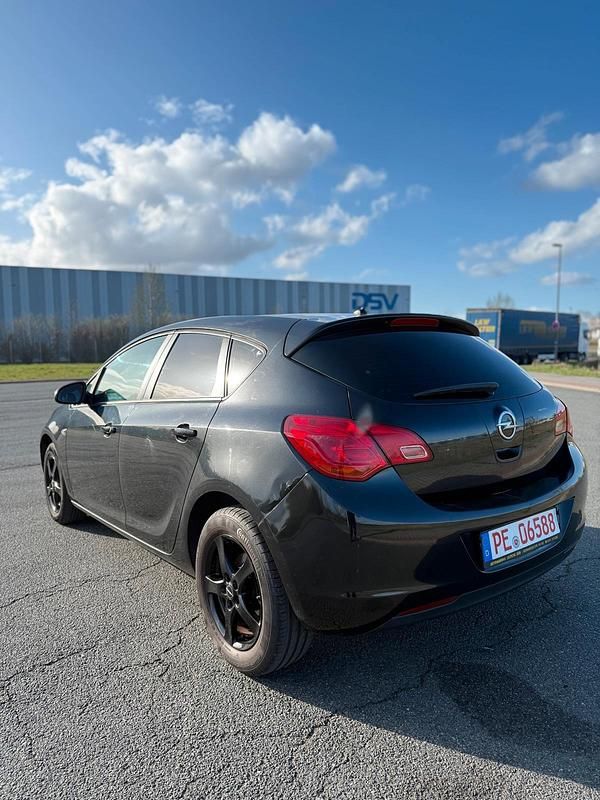Gebraucht Opel Astra Design Edition 87 PS (63 kW) 2011 Schwarz Kleinwagen