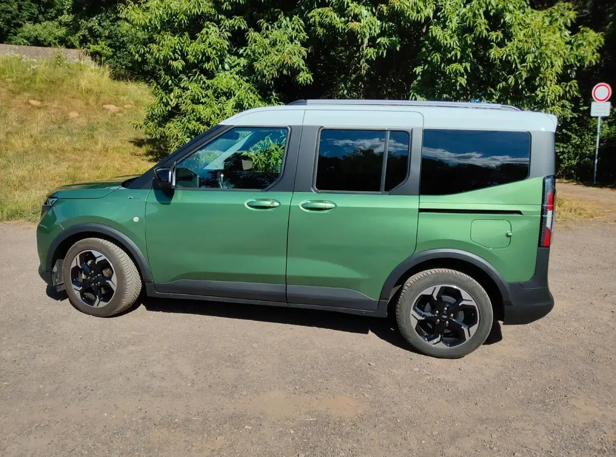 Gebraucht Ford Tourneo Courier Active 125 PS (91 kW) 2024 Grün Van / Kleinbus
