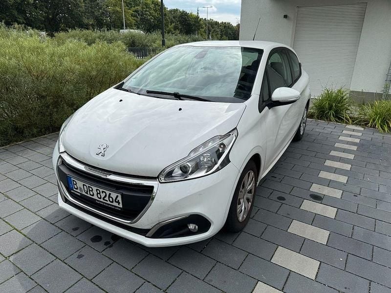 Weiß Gebraucht 2017 Peugeot 208 Active Kleinwagen | 5.490 € (Guter Preis) - Bild 1/4