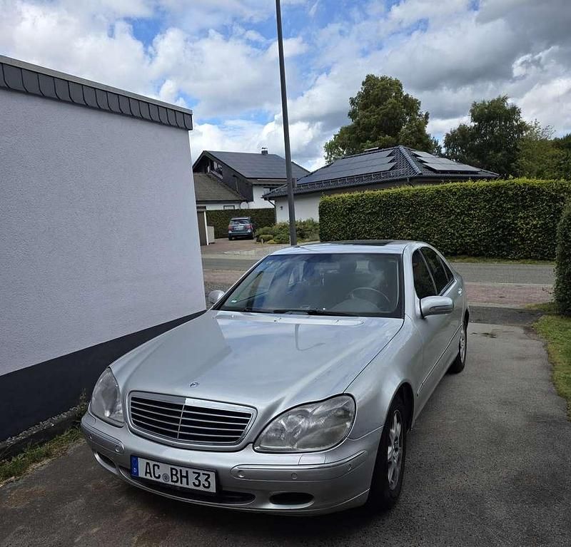 Grau Gebraucht 2002 Mercedes S320 Limousine | 1.799 € - Bild 1/4