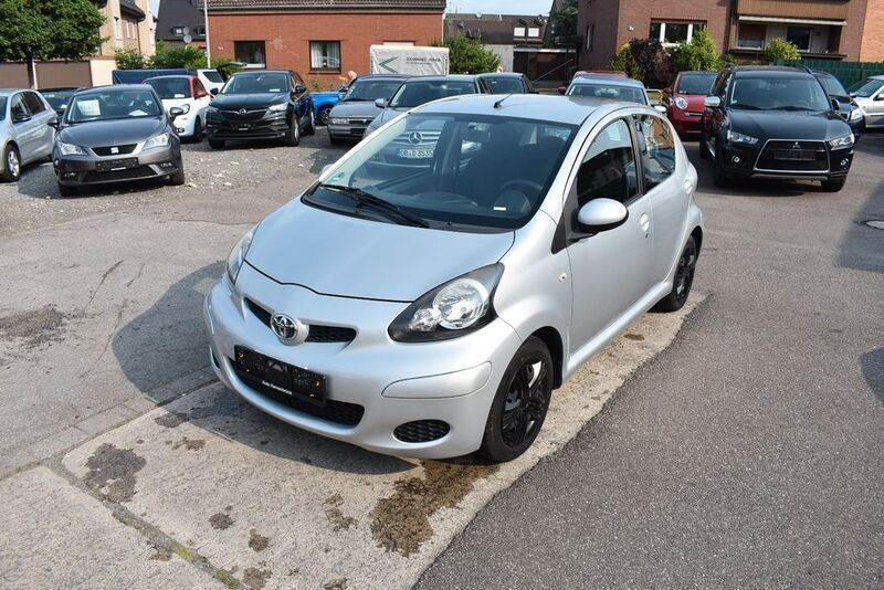Silber Gebraucht 2011 Toyota Aygo Cool Kleinwagen | 8.980 € (Teuer) - Bild 1/4