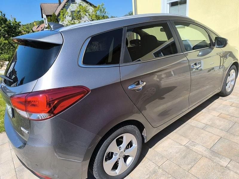 Gebraucht Kia Carens Edition 7 141 PS (103 kW) 2016 Braun Van / Kleinbus