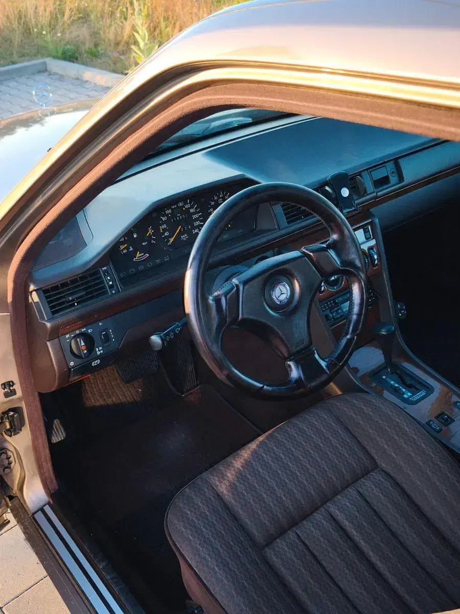 Gebraucht Mercedes E260 160 PS (117 kW) 1990 Braun Limousine