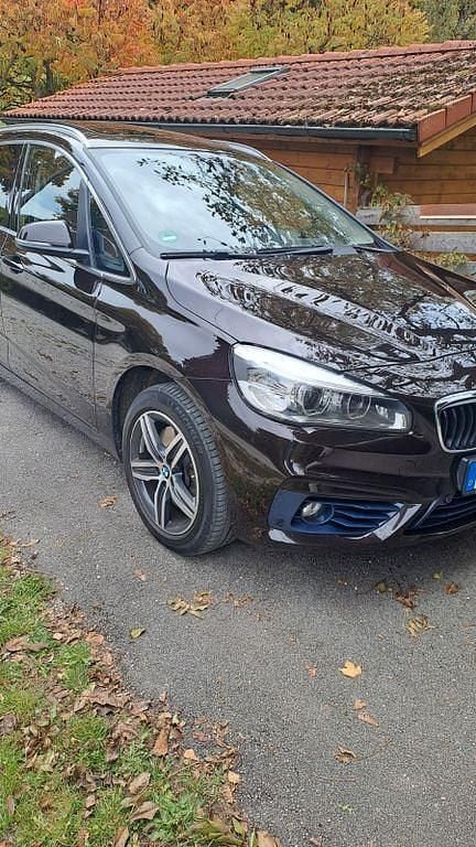 Braun Gebraucht 2015 BMW 220 Gran Tourer Performance Van / Kleinbus | 13.900 € (Guter Preis) - Bild 1/4