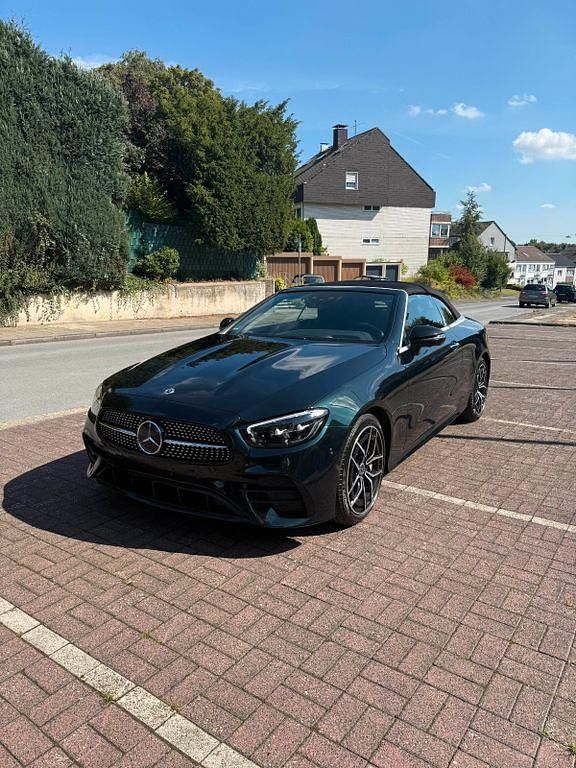 Grün Gebraucht 2021 Mercedes E300 AMG line Cabrio | 50.000 € (Teuer) - Bild 1/4