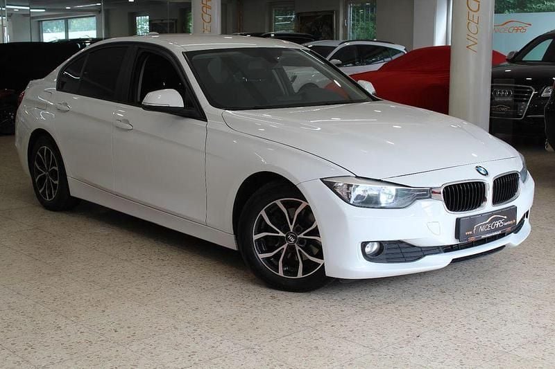 Weiß Gebraucht 2014 BMW 316 Comfort Edition Limousine | 8.790 € (Fairer Preis) - Bild 1/4