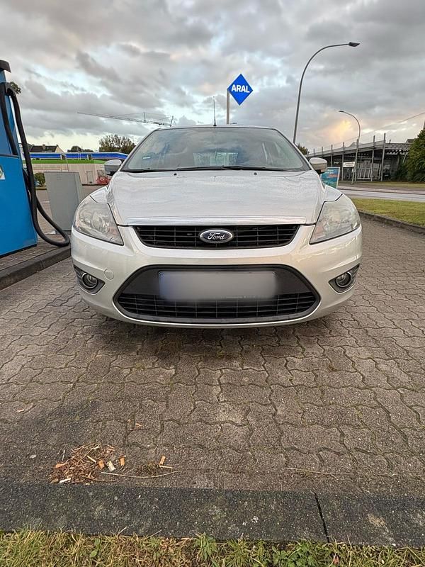 Gebraucht Ford Focus 115 PS (84 kW) 2009 Silber Limousine