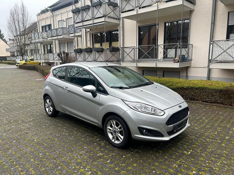 Gebraucht Ford Fiesta Celebration 80 PS (58 kW) 2016 Silber Kleinwagen