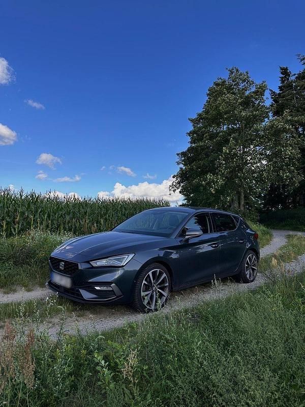 Grau Gebraucht 2021 Seat Leon FR Limousine | 17.600 € (Fairer Preis) - Bild 1/4