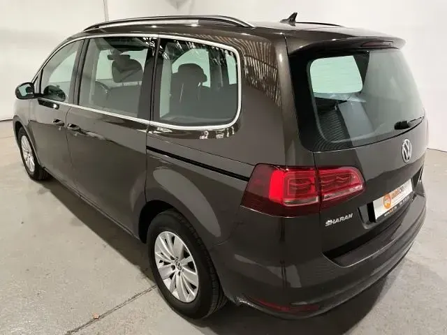 Gebraucht VW Sharan Comfortline 150 PS (110 kW) 2022 Braun Van / Kleinbus