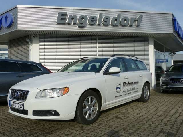 Gebraucht Volvo V70 Momentum 114 PS (83 kW) 2012 White solid ice white / solid Kombi