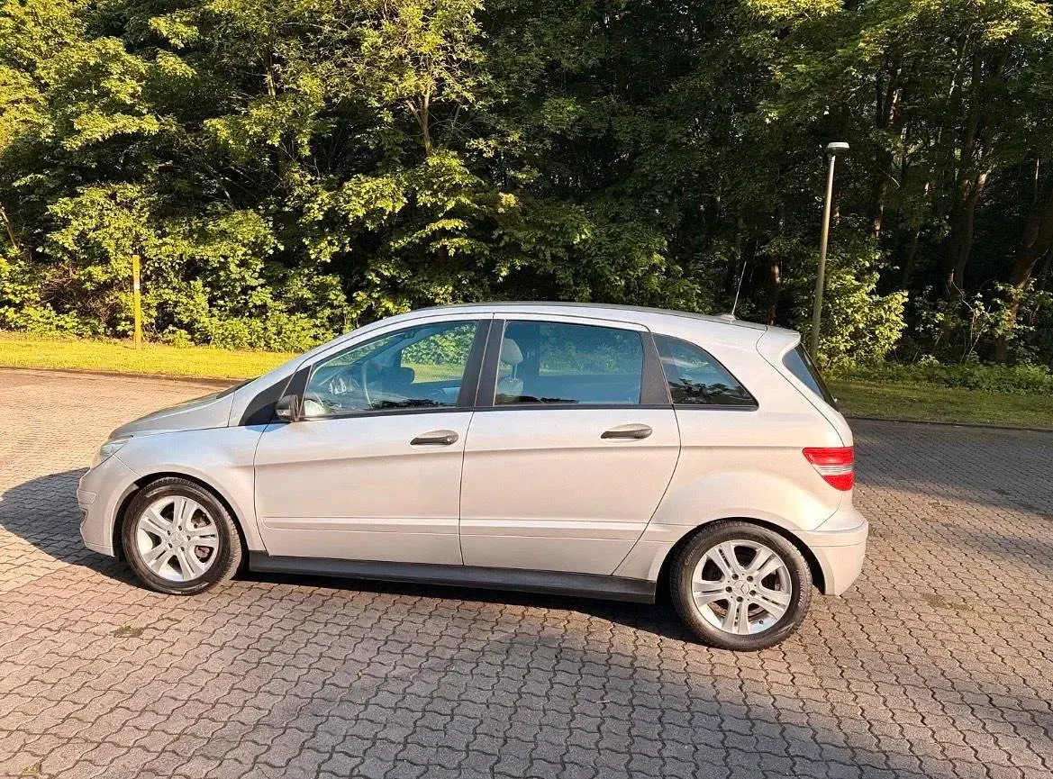 Gebraucht Mercedes B200 136 PS (100 kW) 2006 Silber Van / Kleinbus