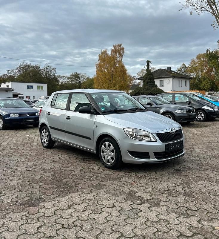 Grau Gebraucht 2010 Skoda Fabia Kleinwagen | 1.490 € (Guter Preis) - Bild 1/4