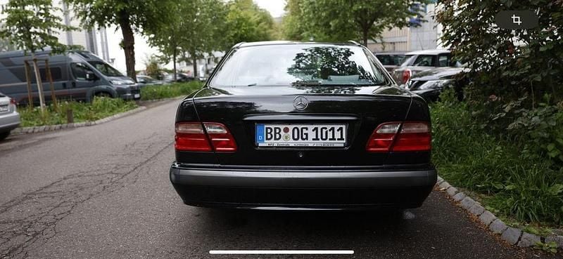 Używany Mercedes E220 Classic 136 KM (100 kW) 2001 Czarny Sedan/Limuzyna