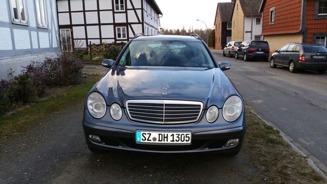 Grau Gebraucht 2005 Mercedes E220 Kombi | 6.250 € - Bild 1/4
