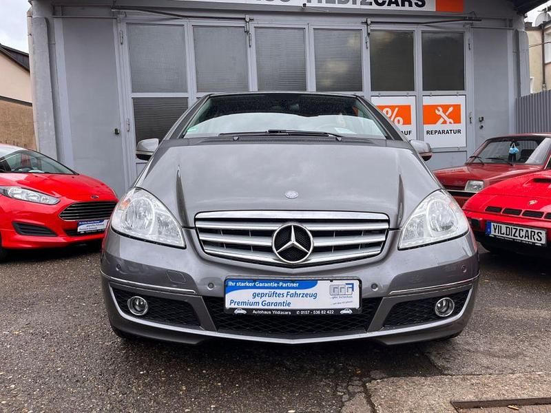 Grau Gebraucht 2011 Mercedes A180 Limousine | 10.998 € - Bild 1/4