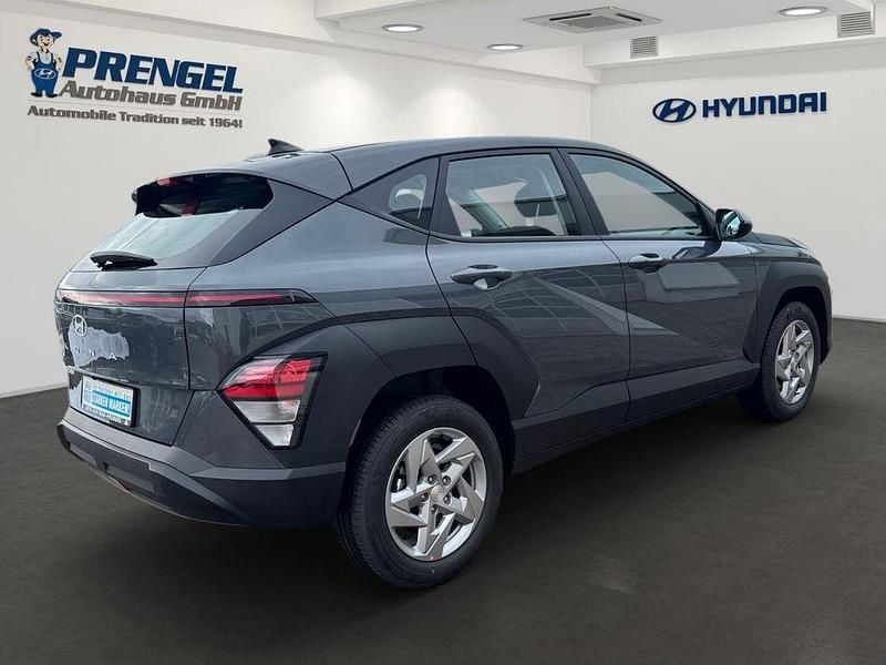 Neu Hyundai Kona Select 150 PS (110 kW) 2026 Grau SUV