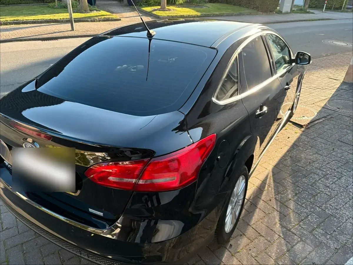 Gebraucht Ford Focus Titanium 125 PS (91 kW) 2015 Schwarz Limousine