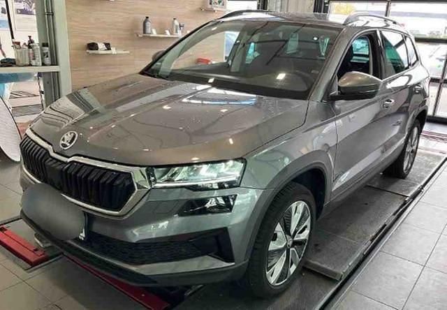 Grau Gebraucht 2022 Skoda Karoq Style SUV | 27.770 € (Etwas zu teuer) - Bild 1/3