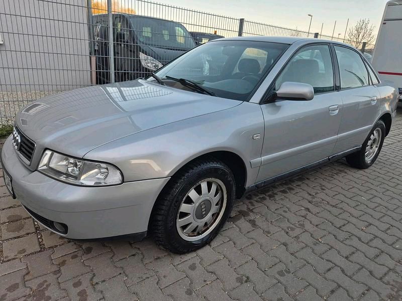 Second-hand Audi A4 125 CP (91 kW) 1999 Argintiu Berlinǎ