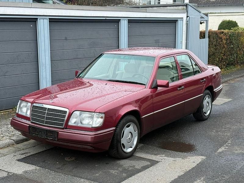 Rot Gebraucht 1994 Mercedes E220 Limousine | 12.950 € - Bild 1/4