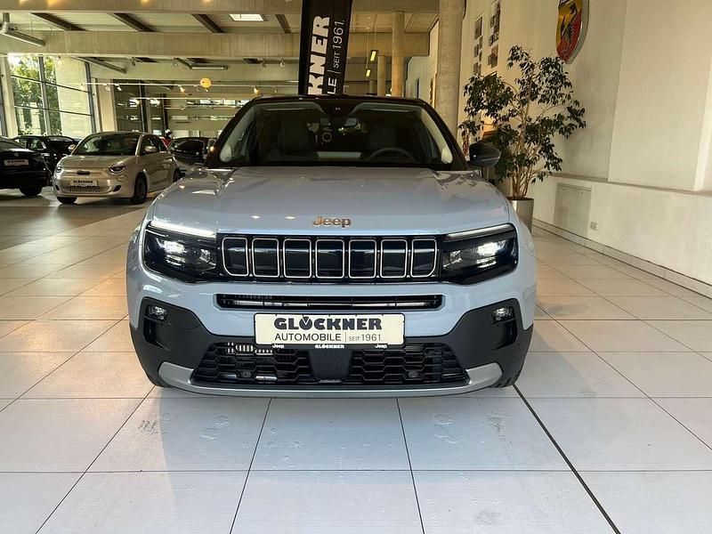 Neu Jeep Avenger 110 PS (80 kW) 2025 Stone grey mit dach in volcan SUV