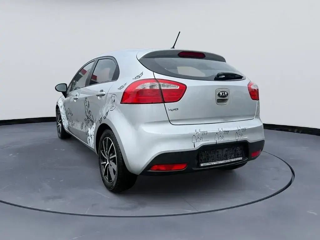 Gebraucht Kia Rio Edition 7 86 PS (63 kW) 2012 Brilliantsilber met. Limousine