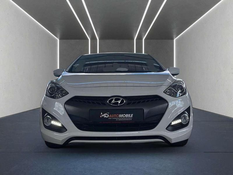 Gebraucht Hyundai Coupé Classic 99 PS (72 kW) 2014 Creamy white / sol Coupé