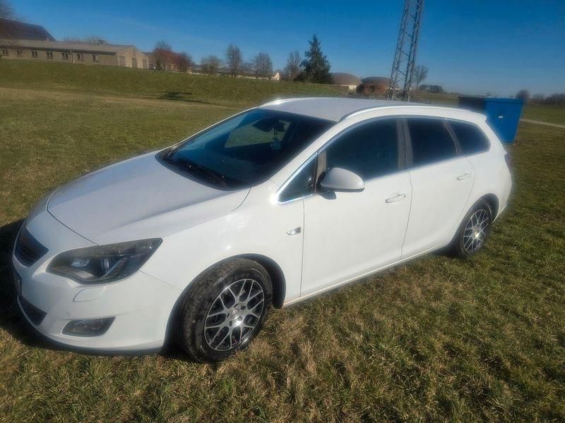 Gebraucht Opel Astra Design Edition 125 PS (91 kW) 2011 Weiß Kombi
