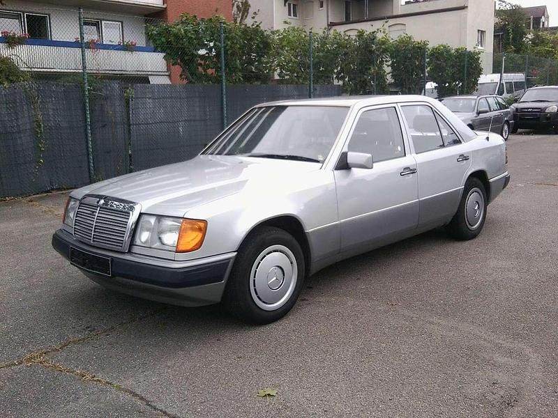 Silber Gebraucht 1989 Mercedes E230 Limousine | 4.990 € - Bild 1/4