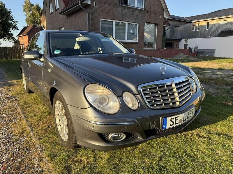 Grau Gebraucht 2006 Mercedes E220 Limousine | 4.890 € (Fairer Preis) - Bild 1/4