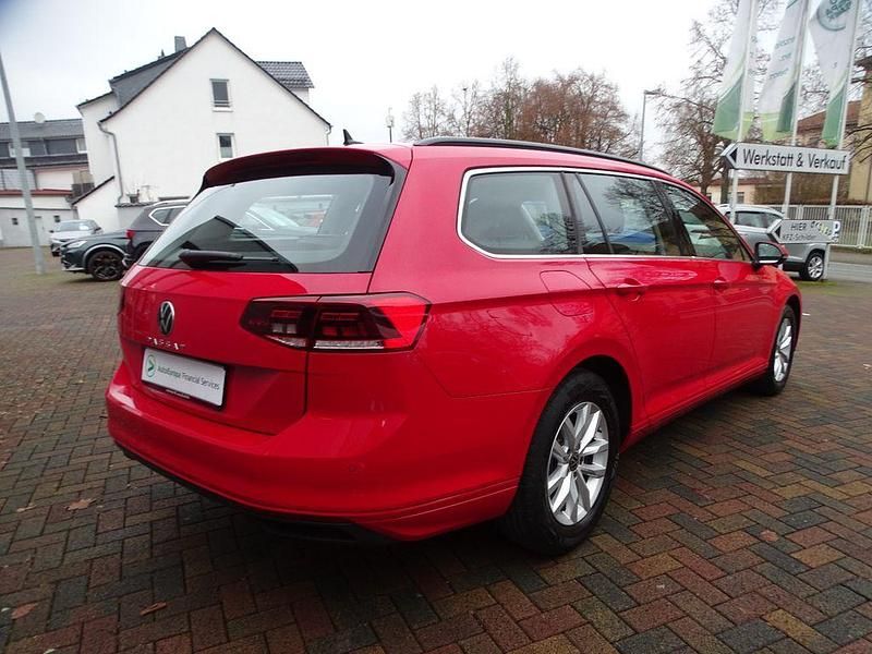 Gebraucht VW Passat 122 PS (89 kW) 2023 Rot Kombi