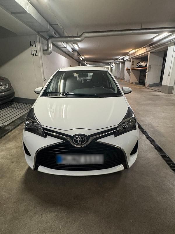Weiß Gebraucht 2016 Toyota Yaris Kleinwagen | 8.500 € - Bild 1/4