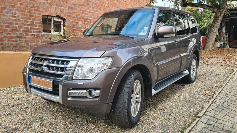 Braun Gebraucht 2014 Mitsubishi Pajero SUV | 20.800 € (Teuer) - Bild 1/4