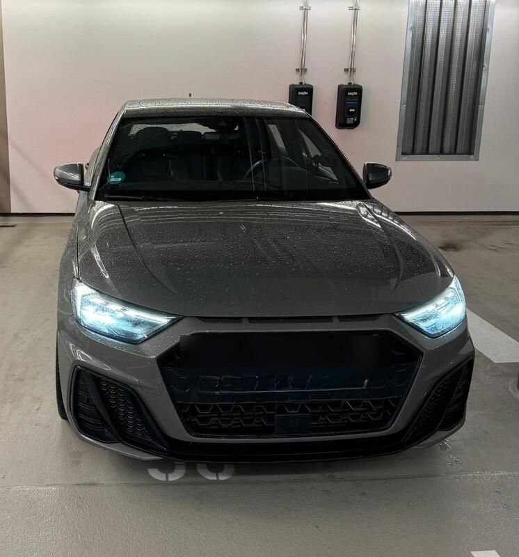 Grau Gebraucht 2019 Audi A1 Sportback Ambiente Kleinwagen | 23.999 € (Fairer Preis) - Bild 1/4