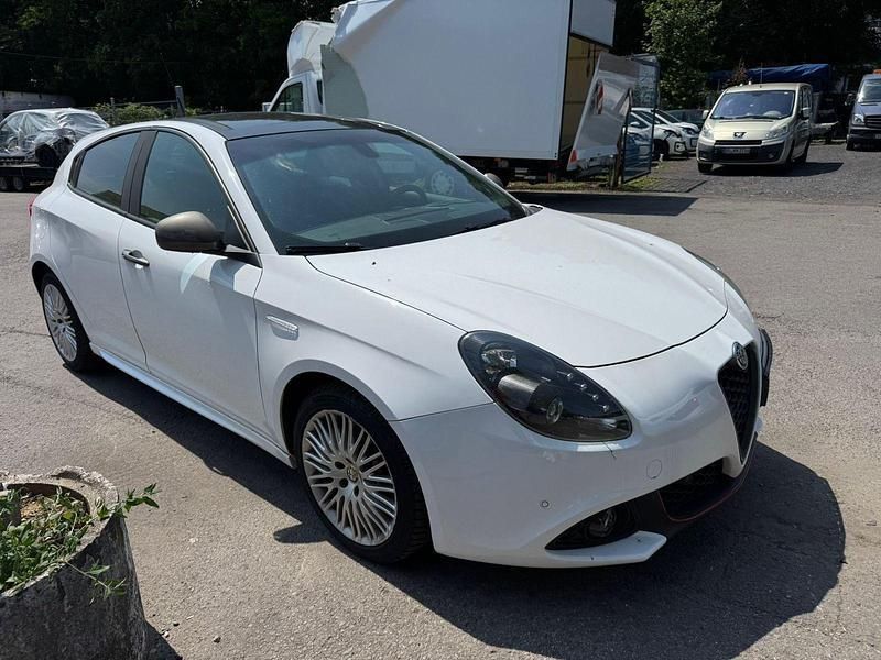 Weiß Gebraucht 2016 Alfa Romeo Giulietta Veloce Kleinwagen | 11.750 € (Guter Preis) - Bild 1/4