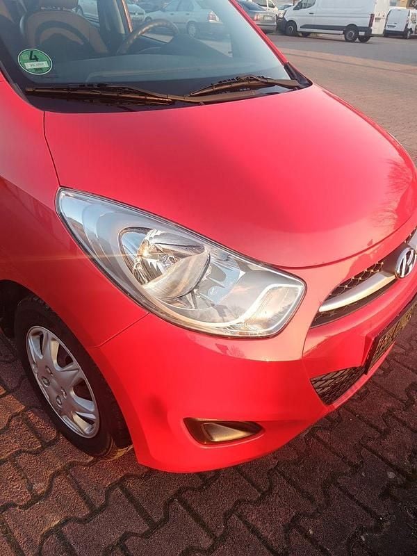 Gebraucht Hyundai i10 70 PS (51 kW) 2012 Rot Kleinwagen