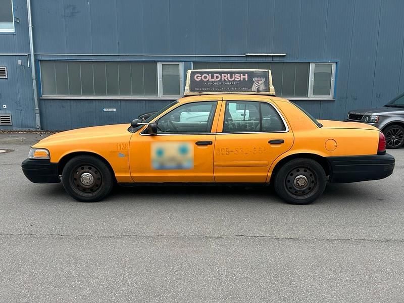 Gebraucht Ford Crown 250 PS (183 kW) 2011 Gelb Limousine