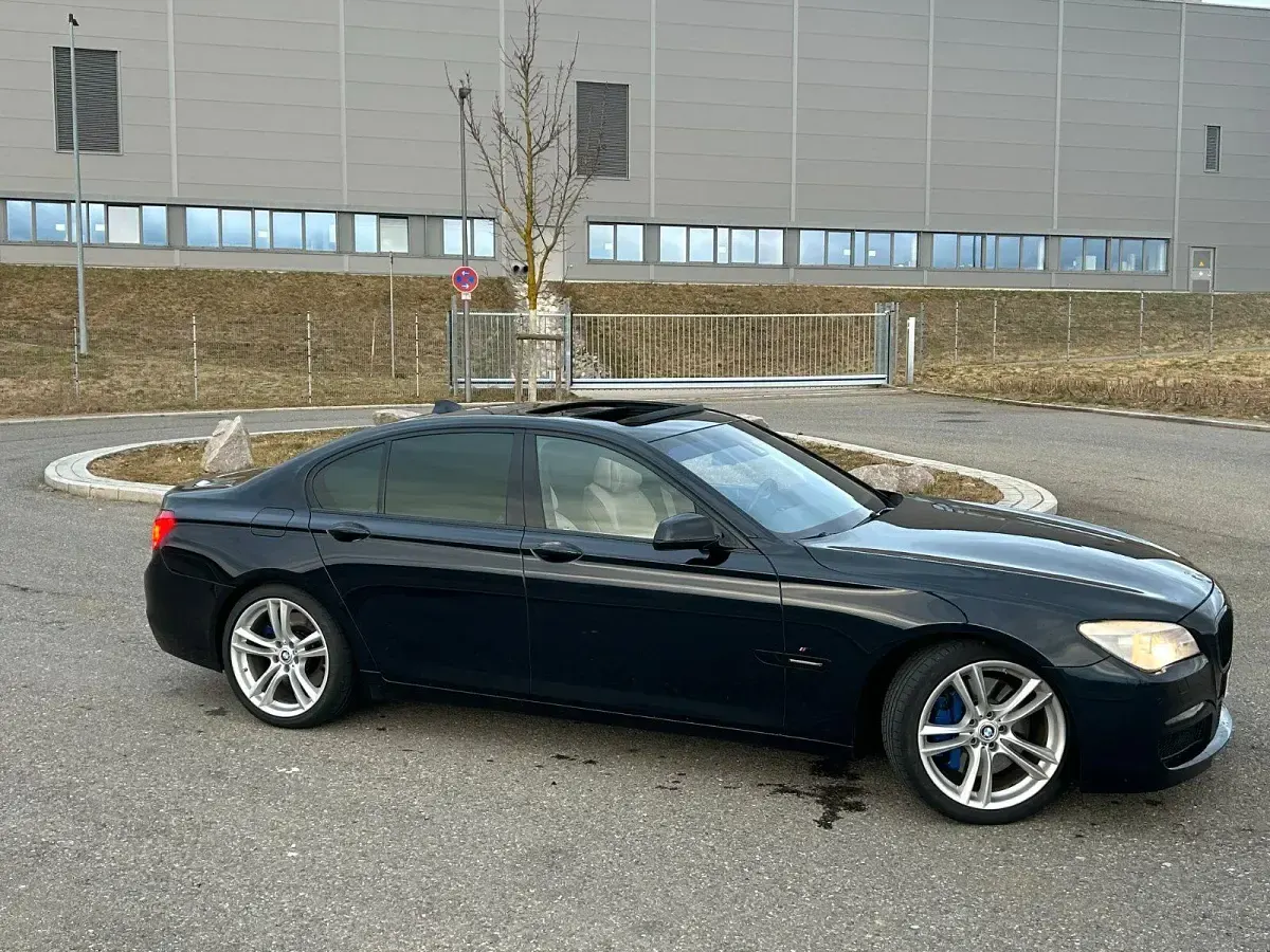 Gebraucht BMW 750 408 PS (300 kW) 2011 Schwarz Limousine