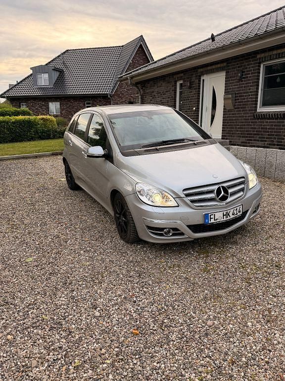 Silber Gebraucht 2011 Mercedes B180 Van / Kleinbus | 4.990 € (Guter Preis) - Bild 1/4